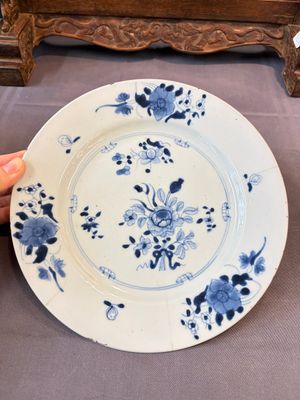 17 Chinese blue, white and famille rose plates and an Imari-style tea caddy — 照片 104