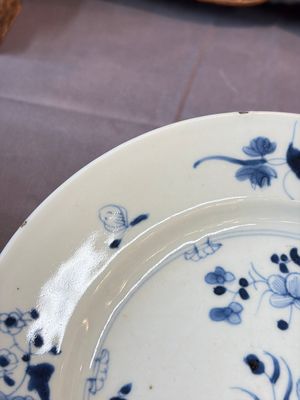 17 Chinese blue, white and famille rose plates and an Imari-style tea caddy — 照片 105