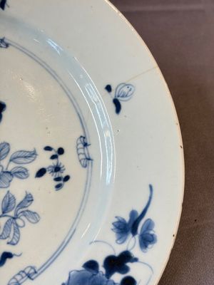 17 Chinese blue, white and famille rose plates and an Imari-style tea caddy — 照片 106