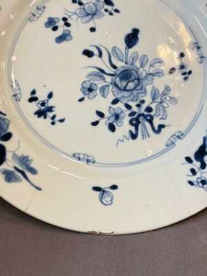 17 Chinese blue, white and famille rose plates and an Imari-style tea caddy — 照片 107