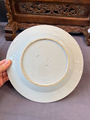17 Chinese blue, white and famille rose plates and an Imari-style tea caddy — 照片 108