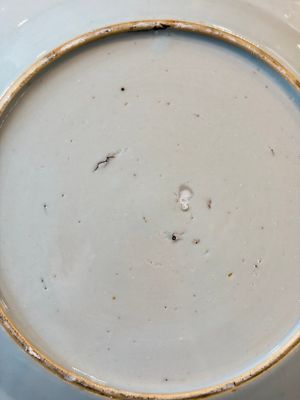 17 Chinese blue, white and famille rose plates and an Imari-style tea caddy — 照片 109