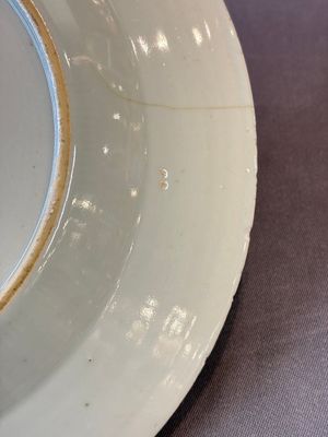 17 Chinese blue, white and famille rose plates and an Imari-style tea caddy — 照片 111