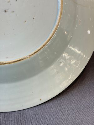17 Chinese blue, white and famille rose plates and an Imari-style tea caddy — 照片 112