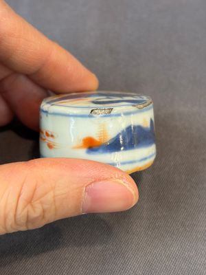 17 Chinese blue, white and famille rose plates and an Imari-style tea caddy — 照片 12