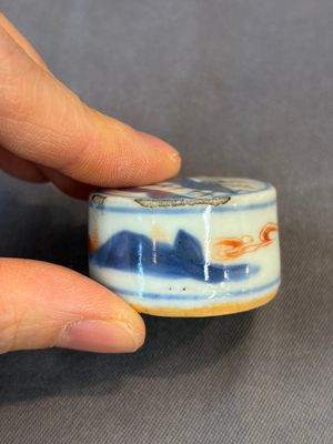 17 Chinese blue, white and famille rose plates and an Imari-style tea caddy — 照片 13