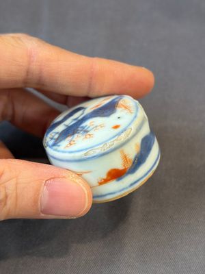 17 Chinese blue, white and famille rose plates and an Imari-style tea caddy — 照片 14