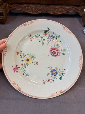 17 Chinese blue, white and famille rose plates and an Imari-style tea caddy — 照片 16