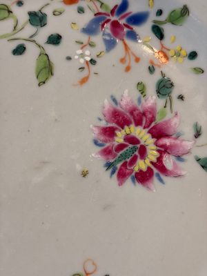17 Chinese blue, white and famille rose plates and an Imari-style tea caddy — 照片 17