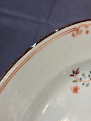 17 Chinese blue, white and famille rose plates and an Imari-style tea caddy — 照片 18
