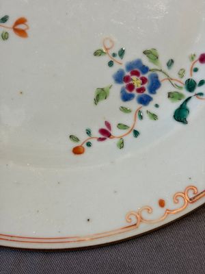 17 Chinese blue, white and famille rose plates and an Imari-style tea caddy — 照片 19
