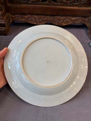 17 Chinese blue, white and famille rose plates and an Imari-style tea caddy — 照片 20