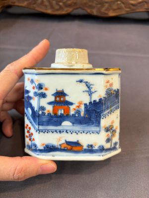 17 Chinese blue, white and famille rose plates and an Imari-style tea caddy — 照片 2
