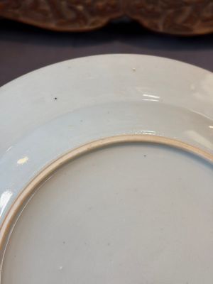17 Chinese blue, white and famille rose plates and an Imari-style tea caddy — 照片 22