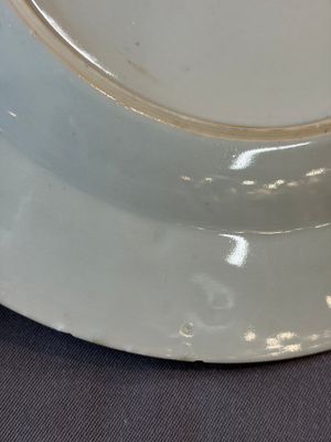 17 Chinese blue, white and famille rose plates and an Imari-style tea caddy — 照片 24