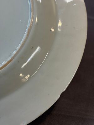 17 Chinese blue, white and famille rose plates and an Imari-style tea caddy — 照片 25