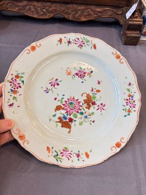 17 Chinese blue, white and famille rose plates and an Imari-style tea caddy — 照片 26