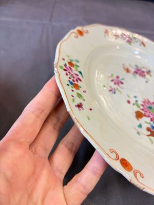 17 Chinese blue, white and famille rose plates and an Imari-style tea caddy — 照片 27