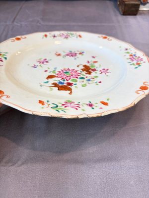17 Chinese blue, white and famille rose plates and an Imari-style tea caddy — 照片 28