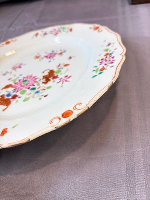 17 Chinese blue, white and famille rose plates and an Imari-style tea caddy — 照片 29