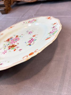 17 Chinese blue, white and famille rose plates and an Imari-style tea caddy — 照片 30