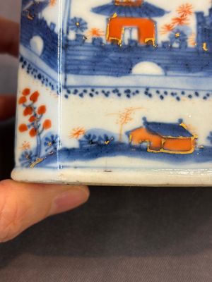 17 Chinese blue, white and famille rose plates and an Imari-style tea caddy — 照片 3