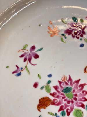 17 Chinese blue, white and famille rose plates and an Imari-style tea caddy — 照片 31