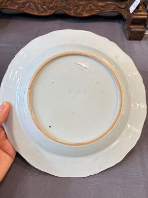 17 Chinese blue, white and famille rose plates and an Imari-style tea caddy — 照片 32