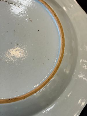 17 Chinese blue, white and famille rose plates and an Imari-style tea caddy — 照片 35