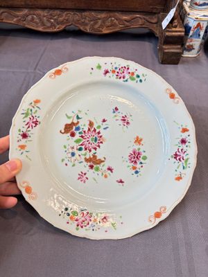 17 Chinese blue, white and famille rose plates and an Imari-style tea caddy — 照片 39