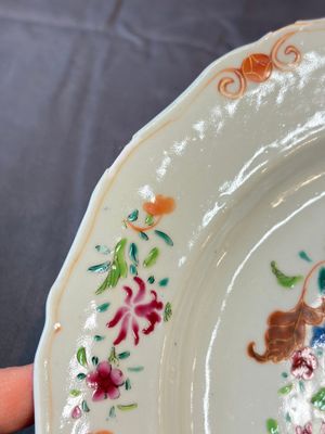 17 Chinese blue, white and famille rose plates and an Imari-style tea caddy — 照片 40