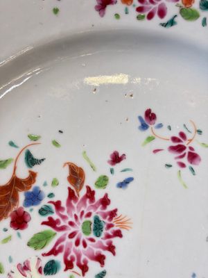 17 Chinese blue, white and famille rose plates and an Imari-style tea caddy — 照片 41