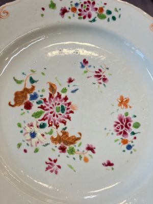 17 Chinese blue, white and famille rose plates and an Imari-style tea caddy — 照片 42
