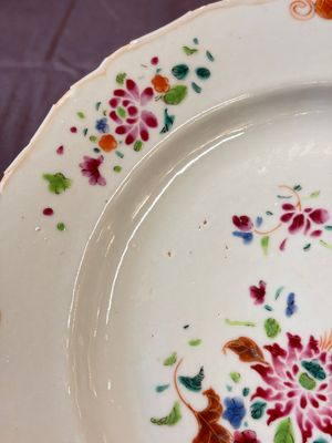 17 Chinese blue, white and famille rose plates and an Imari-style tea caddy — 照片 43