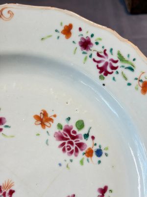 17 Chinese blue, white and famille rose plates and an Imari-style tea caddy — 照片 44