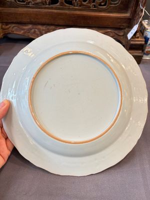 17 Chinese blue, white and famille rose plates and an Imari-style tea caddy — 照片 45