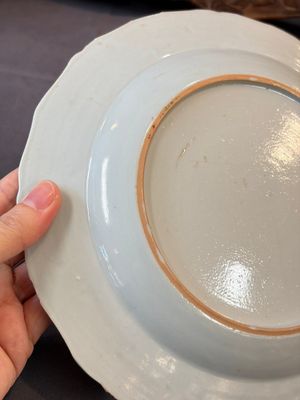 17 Chinese blue, white and famille rose plates and an Imari-style tea caddy — 照片 46