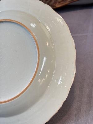 17 Chinese blue, white and famille rose plates and an Imari-style tea caddy — 照片 47