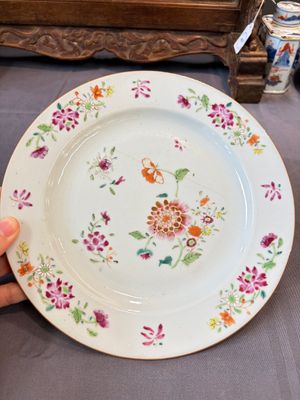 17 Chinese blue, white and famille rose plates and an Imari-style tea caddy — 照片 48