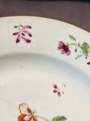 17 Chinese blue, white and famille rose plates and an Imari-style tea caddy — 照片 49