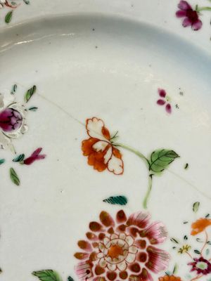 17 Chinese blue, white and famille rose plates and an Imari-style tea caddy — 照片 50