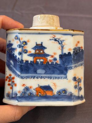 17 Chinese blue, white and famille rose plates and an Imari-style tea caddy — 照片 5