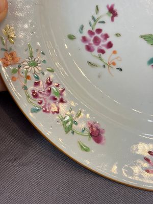 17 Chinese blue, white and famille rose plates and an Imari-style tea caddy — 照片 51
