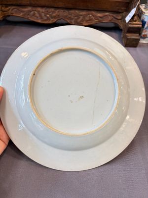 17 Chinese blue, white and famille rose plates and an Imari-style tea caddy — 照片 52