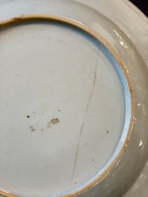 17 Chinese blue, white and famille rose plates and an Imari-style tea caddy — 照片 54