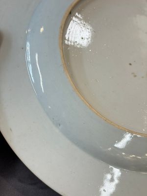 17 Chinese blue, white and famille rose plates and an Imari-style tea caddy — 照片 55