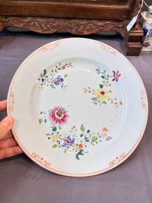 17 Chinese blue, white and famille rose plates and an Imari-style tea caddy — 照片 57