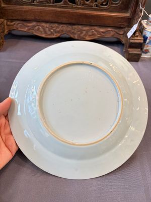 17 Chinese blue, white and famille rose plates and an Imari-style tea caddy — 照片 59
