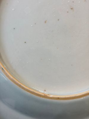 17 Chinese blue, white and famille rose plates and an Imari-style tea caddy — 照片 60