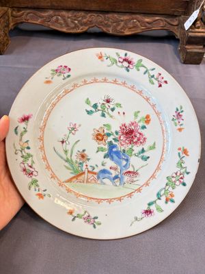 17 Chinese blue, white and famille rose plates and an Imari-style tea caddy — 照片 63